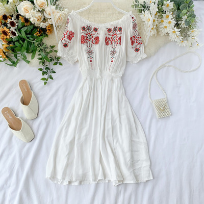 Modern női ruha hímzéssel és bojttal több színben