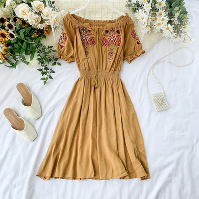 Modern női ruha hímzéssel és bojttal több színben