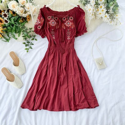 Modern női ruha hímzéssel és bojttal több színben