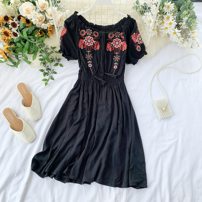 Modern női ruha hímzéssel és bojttal több színben