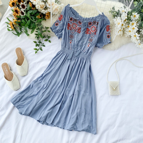 Modern női ruha hímzéssel és bojttal több színben