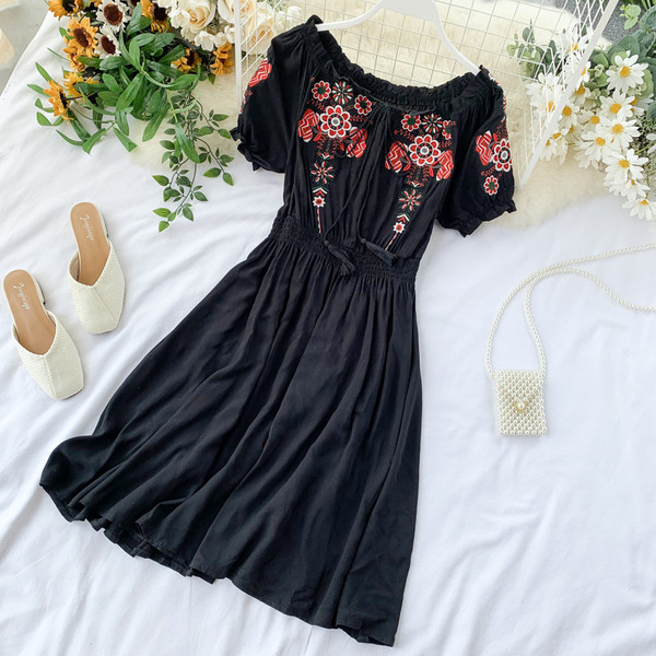 Modern női ruha hímzéssel és bojttal több színben