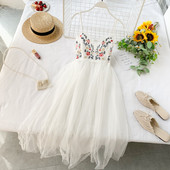 Стилна дамска рокля с бродерия и тънки презрамки в три цвята