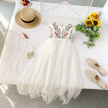 Стилна дамска рокля с бродерия и тънки презрамки в три цвята