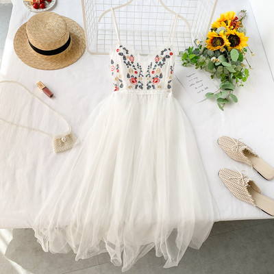 Стилна дамска рокля с бродерия и тънки презрамки в три цвята