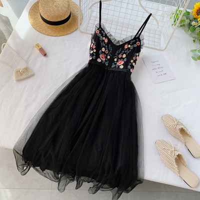 Стилна дамска рокля с бродерия и тънки презрамки в три цвята