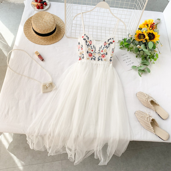 Стилна дамска рокля с бродерия и тънки презрамки в три цвята