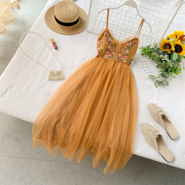 Стилна дамска рокля с бродерия и тънки презрамки в три цвята