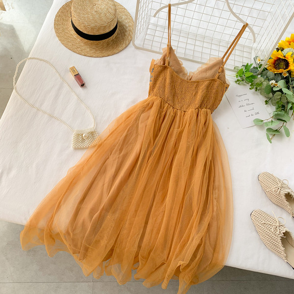 Стилна дамска рокля с бродерия и тънки презрамки в три цвята