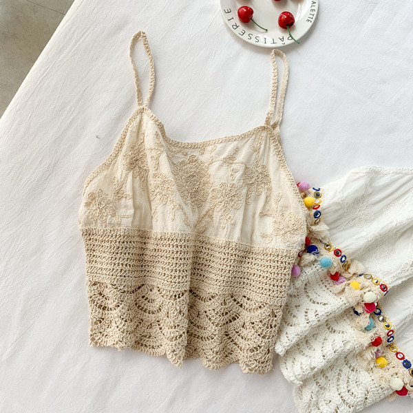 Maieu scurt de damă modern, cu bretele subțiri și ciucuri în două culori