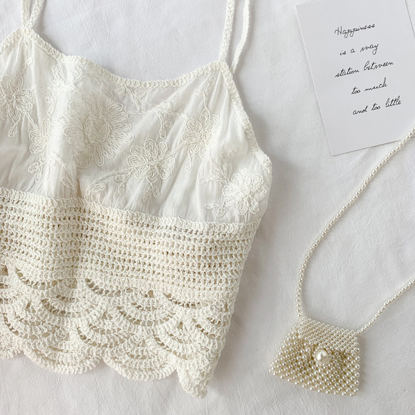 Maieu scurt de damă modern, cu bretele subțiri și ciucuri în două culori