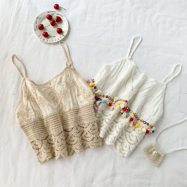 Maieu scurt de damă modern, cu bretele subțiri și ciucuri în două culori