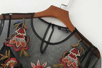 Női tüll ruha hosszú ujjal fekete hímzéssel