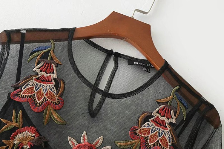 Női tüll ruha hosszú ujjal fekete hímzéssel