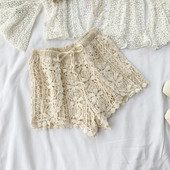 Hétköznapi női rövidnadrág nyakkendővel és magas derékkal