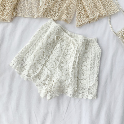 Hétköznapi női rövidnadrág nyakkendővel és magas derékkal