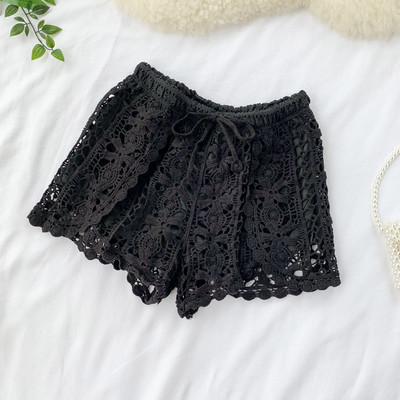 Hétköznapi női rövidnadrág nyakkendővel és magas derékkal