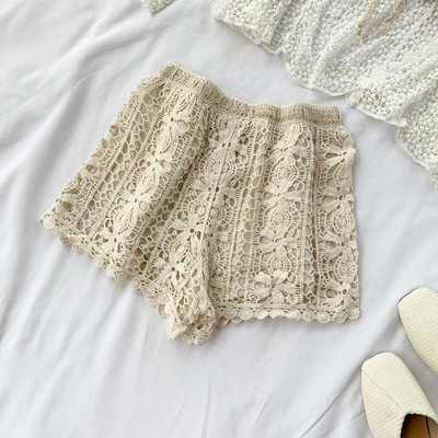 Hétköznapi női rövidnadrág nyakkendővel és magas derékkal