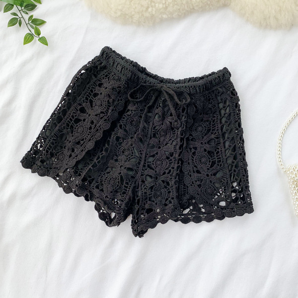 Hétköznapi női rövidnadrág nyakkendővel és magas derékkal