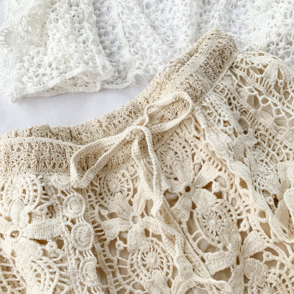 Hétköznapi női rövidnadrág nyakkendővel és magas derékkal