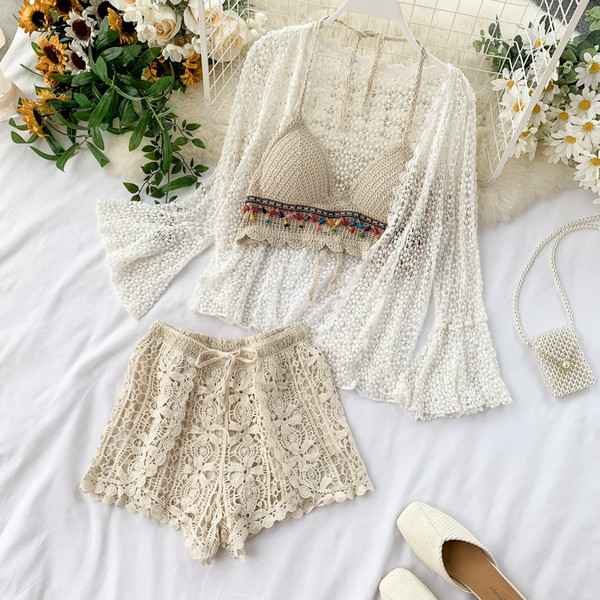 Hétköznapi női rövidnadrág nyakkendővel és magas derékkal