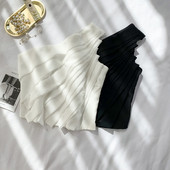 Maieu modern de damă cu o curea în alb și negru