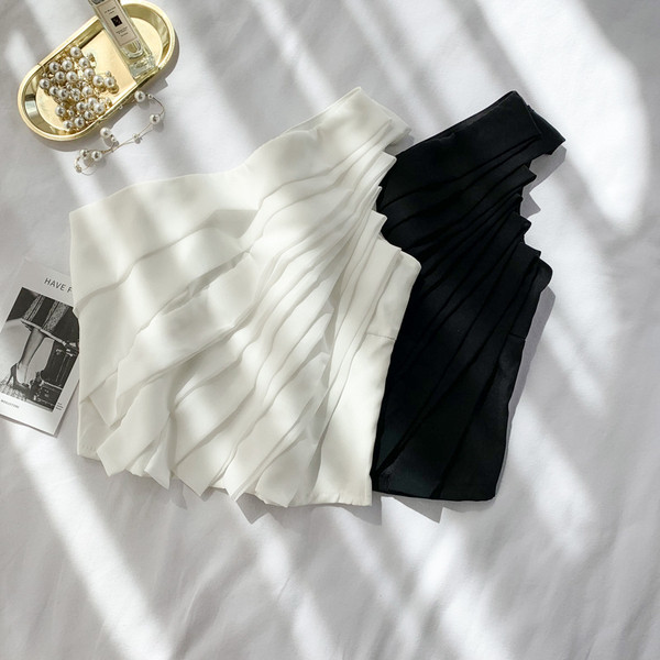 Maieu modern de damă cu o curea în alb și negru