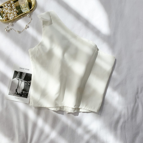 Maieu modern de damă cu o curea în alb și negru