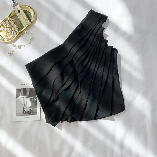 Maieu modern de damă cu o curea în alb și negru