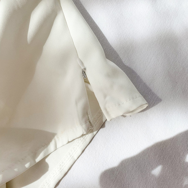 Maieu modern de damă cu o curea în alb și negru