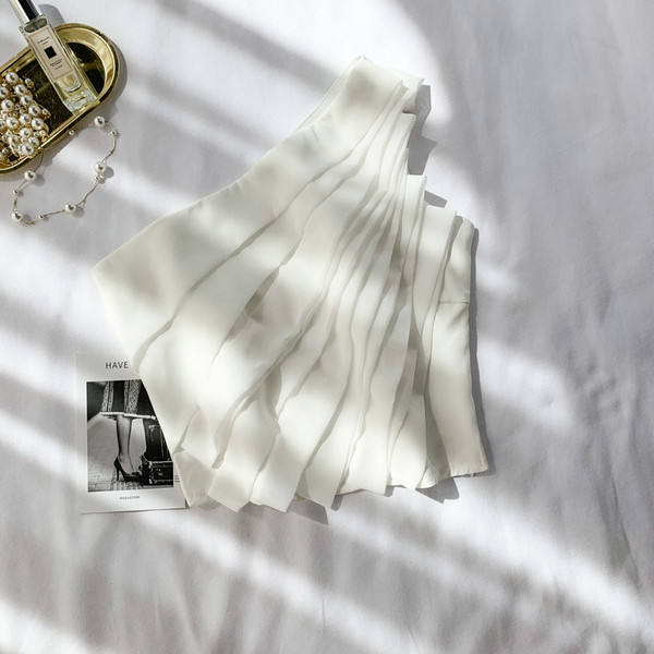 Maieu modern de damă cu o curea în alb și negru