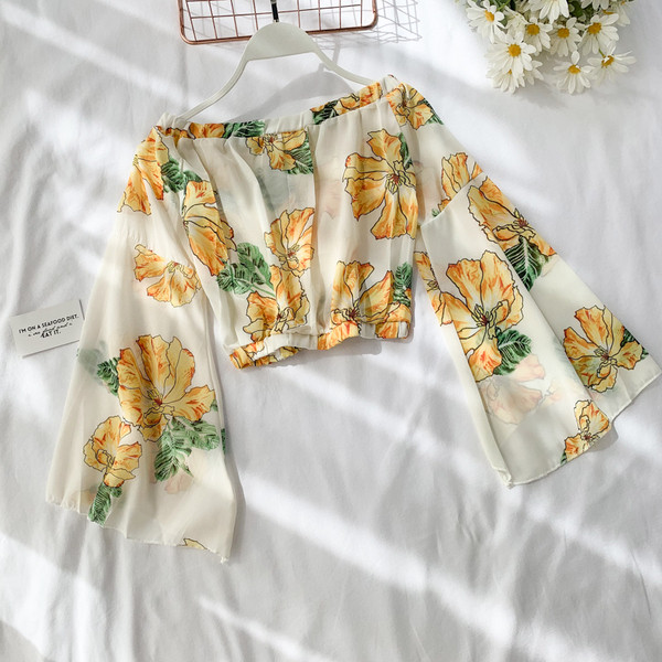 Bluză scurtă de damă cu mâneci lotus și model floral