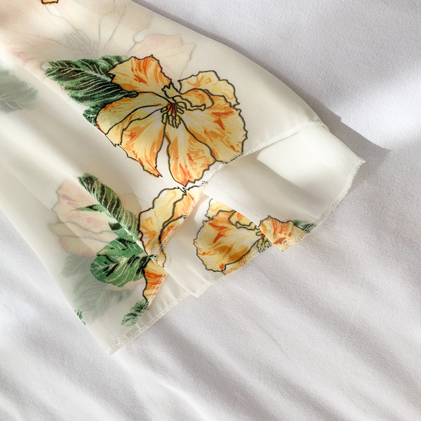 Bluză scurtă de damă cu mâneci lotus și model floral