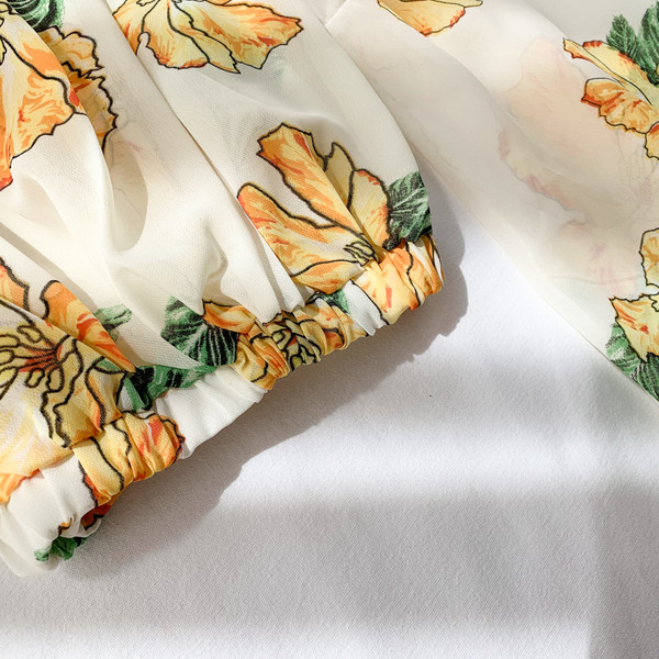 Bluză scurtă de damă cu mâneci lotus și model floral