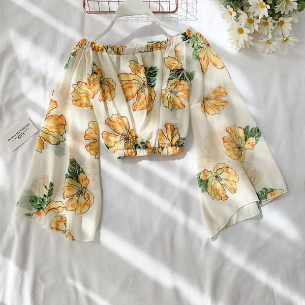 Bluză scurtă de damă cu mâneci lotus și model floral