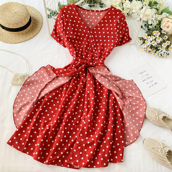 Ежедневна дамска рокля с къс ръкав и колан в няколко цвята на точки