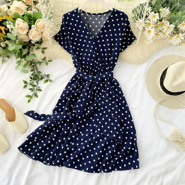 Ежедневна дамска рокля с къс ръкав и колан в няколко цвята на точки