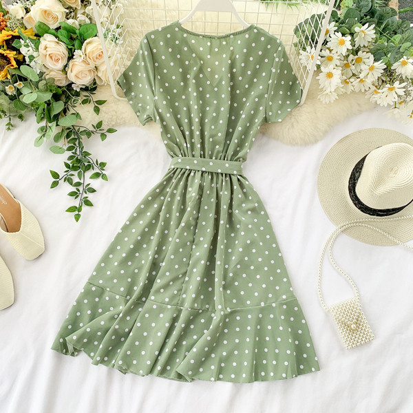 Ежедневна дамска рокля с къс ръкав и колан в няколко цвята на точки