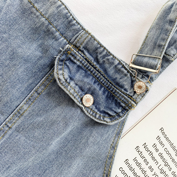 Salopetă casual de damă din denim, cu buzunar și motive rupte