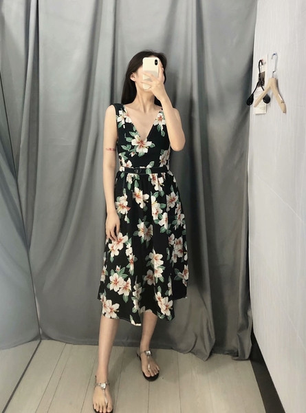 Rochie casual de dama cu decolteu in V si bretele cu model floral