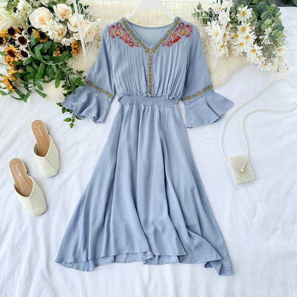 Дамска рокля с V-образно  деколте в няколко цвята