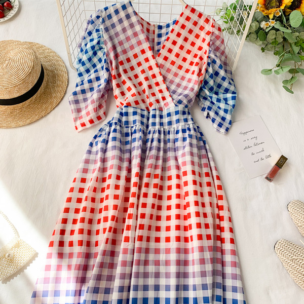 Modern női kockás hosszú ruha V-nyakkal