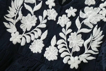 Къса дамска рокля с V - образно деколте,дантела и бродерия