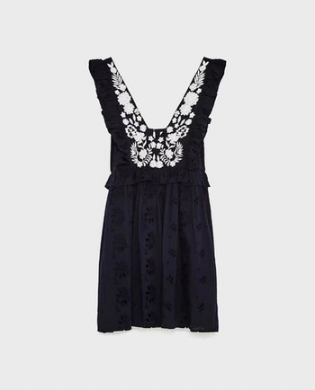 Къса дамска рокля с V - образно деколте,дантела и бродерия