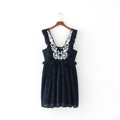 Къса дамска рокля с V - образно деколте,дантела и бродерия