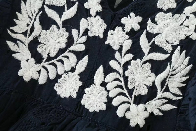 Къса дамска рокля с V - образно деколте,дантела и бродерия 