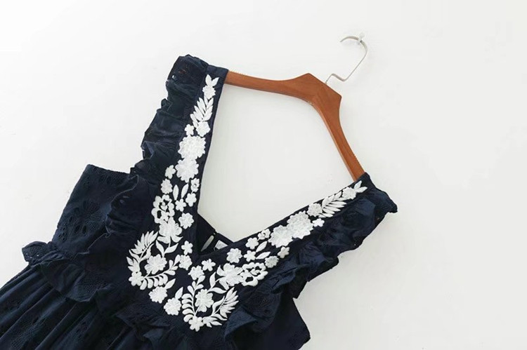 Къса дамска рокля с V - образно деколте,дантела и бродерия 