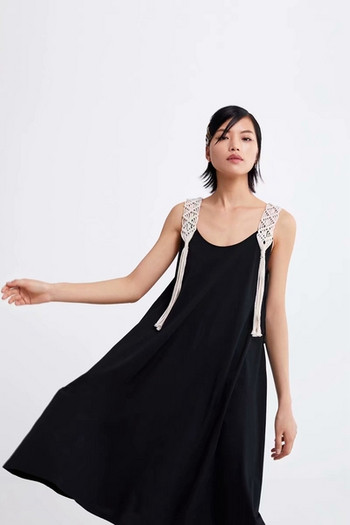 Дамска широка рокля в черен цвят с презрамки с ресни 