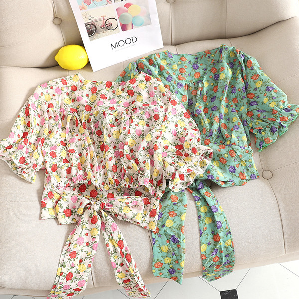 Hétköznapi női blúz szalaggal és virágos motívummal