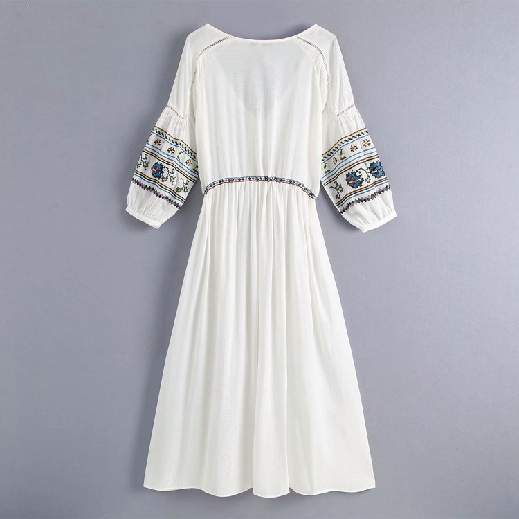 Rochie casual de dama cu broderie potrivita pentru plaja